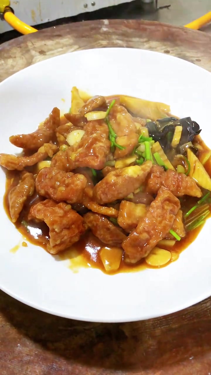 老鲁菜，焦溜肥肠～