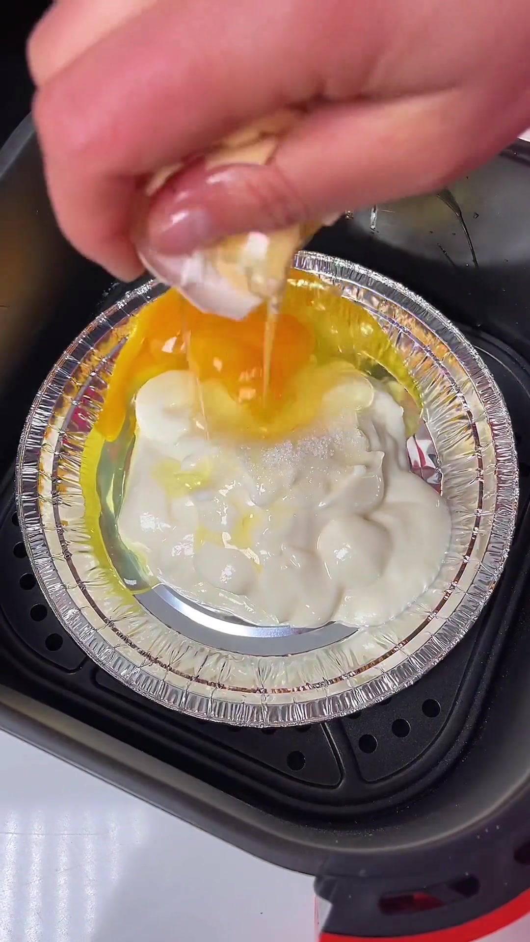 空气炸锅搭配酸奶和鸡蛋,做出香甜软嫩酸奶蛋糕