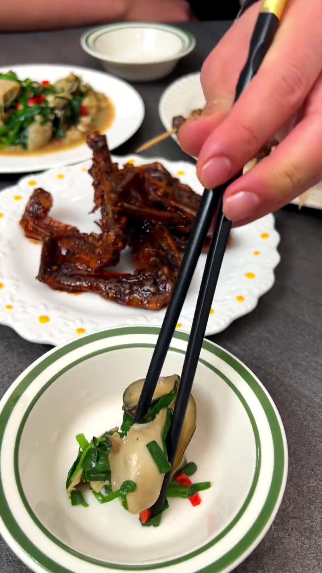 家常做法:生蚝炒韭菜