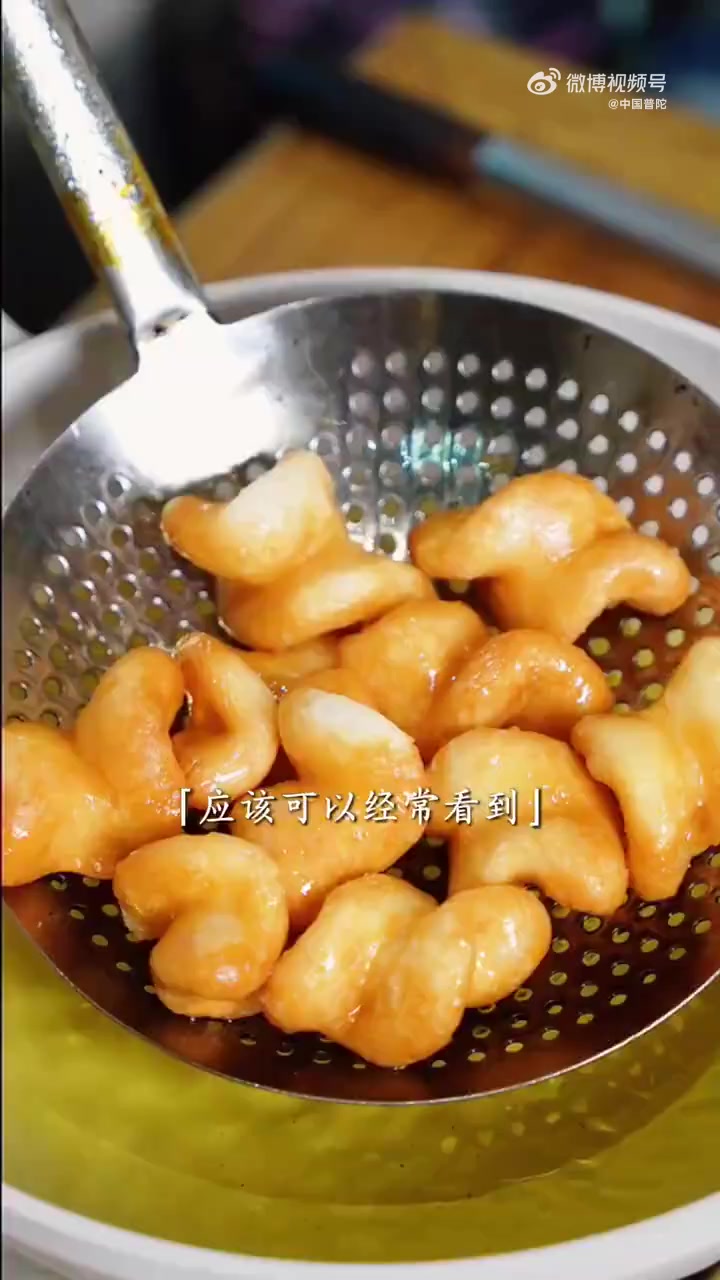 谁的童年DNA动了♀ 河南一幼儿园20元餐标吃上龙虾鲍鱼,咱童年校门口阿婆摊前那锅滋滋冒油
