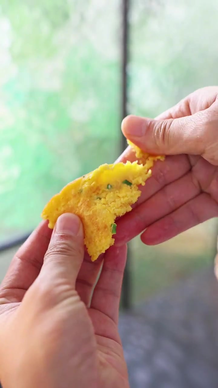 有姐妹问宝宝早餐吃什么？除了喝奶外，可以安排这个玉米鸡蛋饼，软糯香甜，特别好吃，还可以切小