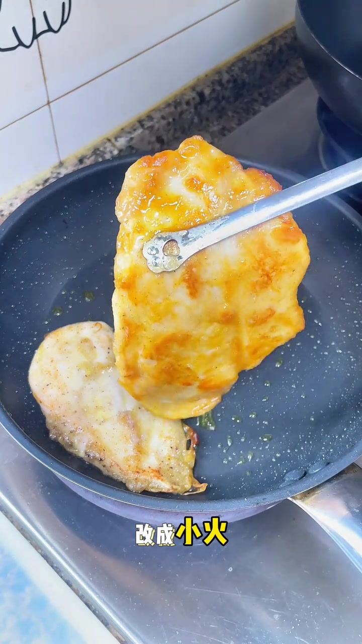 这算是鸡排最好吃的一种做法了吧，鲜嫩多汁、一点不柴也不腥，外皮酥脆，调料也非常简单，直接精