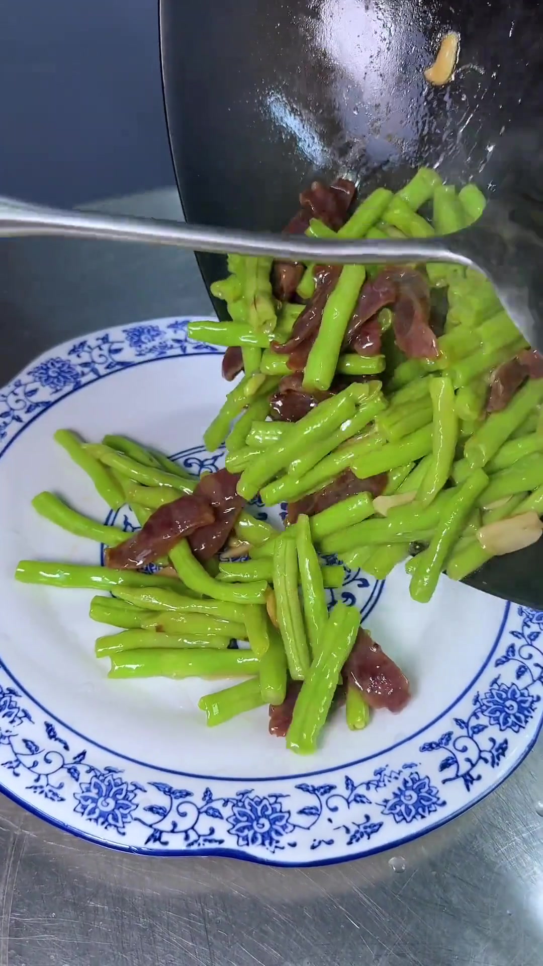 家常做法的腊肠炒长粉豆,勾芡后超好吃!
