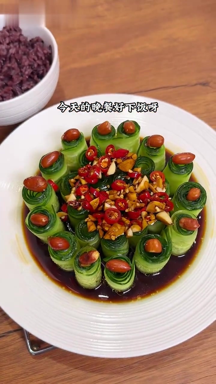 江西辣炒鸡爪配凉拌黄瓜