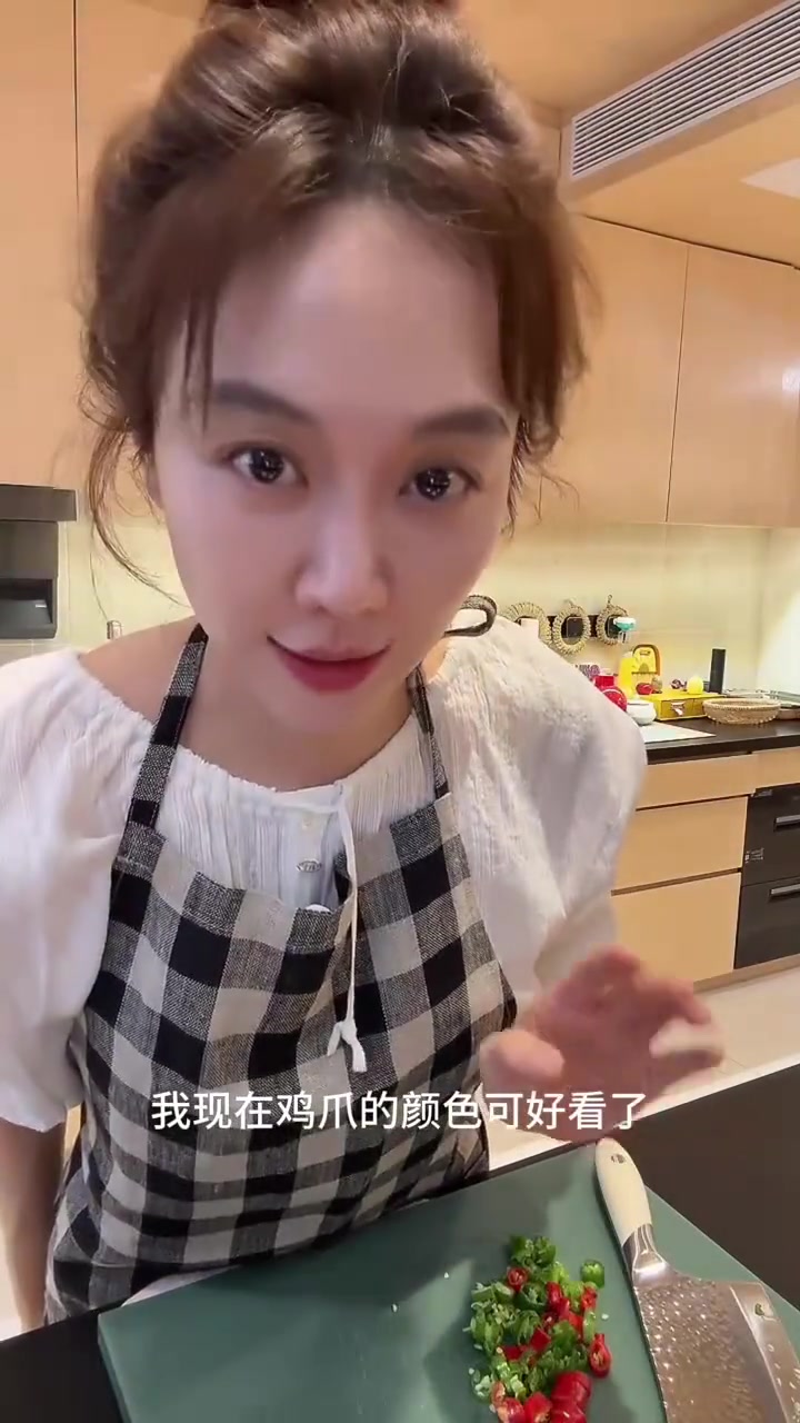 姜妍的无油虎皮鸡爪,配荔枝冻奶做饭vlog