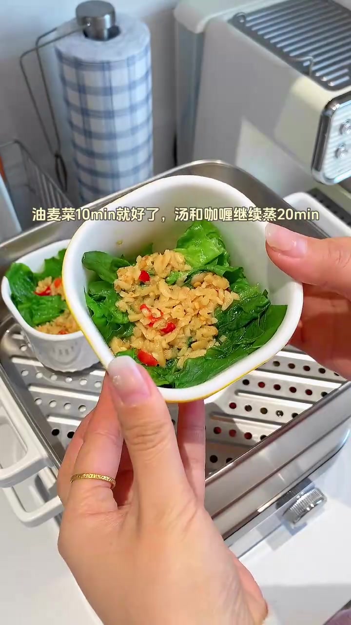 小朋友便当咖喱猪排饭披萨圣诞树蛋糕，两女儿馋我做的便当了早早做完给她俩送去，咖喱猪排饭，卡