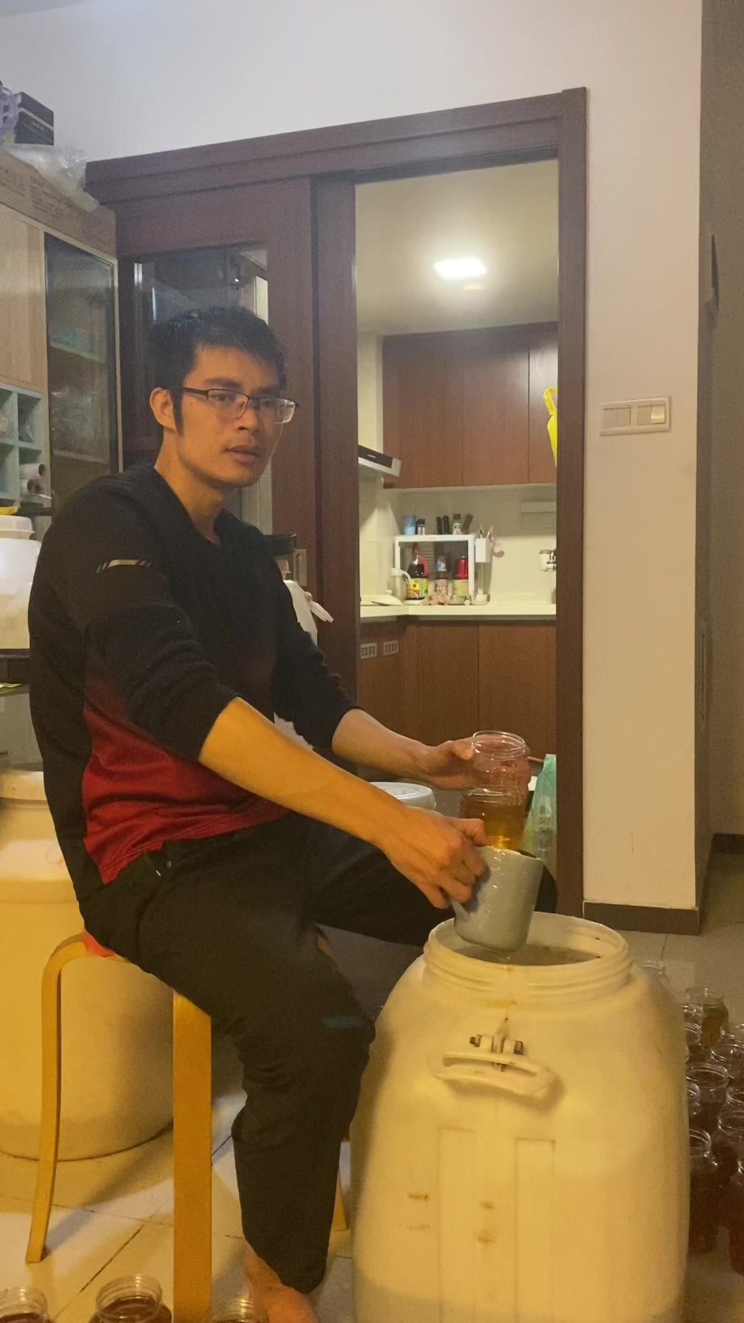 鸭脚木冬蜜几百一斤跌到几十块最好的蜜