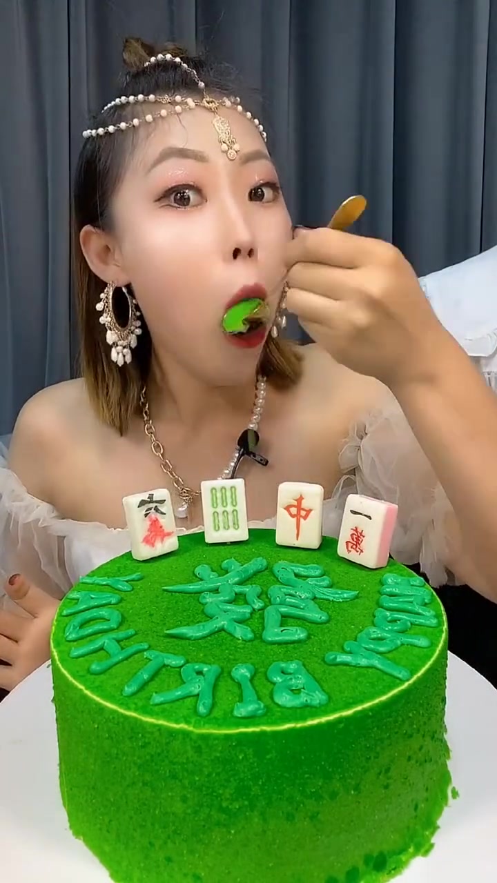 绿色笑脸慕斯蛋糕来咯吃了甜食会开心