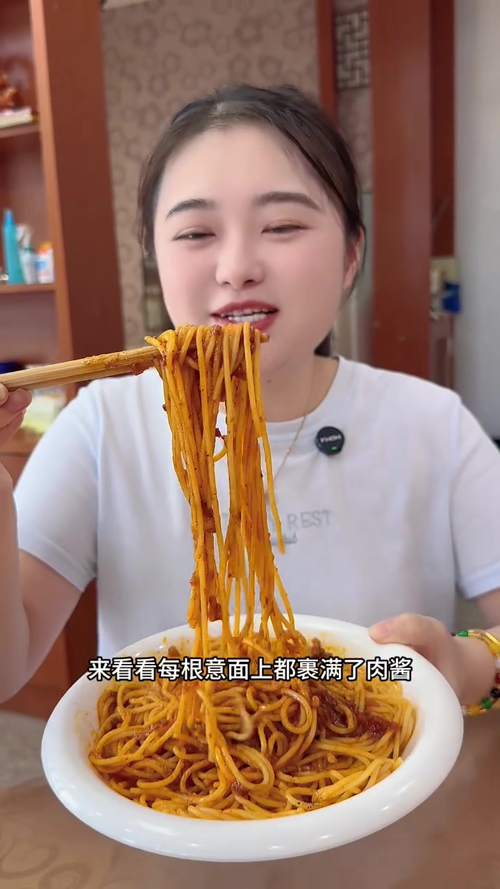 裹满番茄肉酱的意面太满足了!酸甜浓郁特别好吃,比去西餐厅更划算,关键做法特别简单