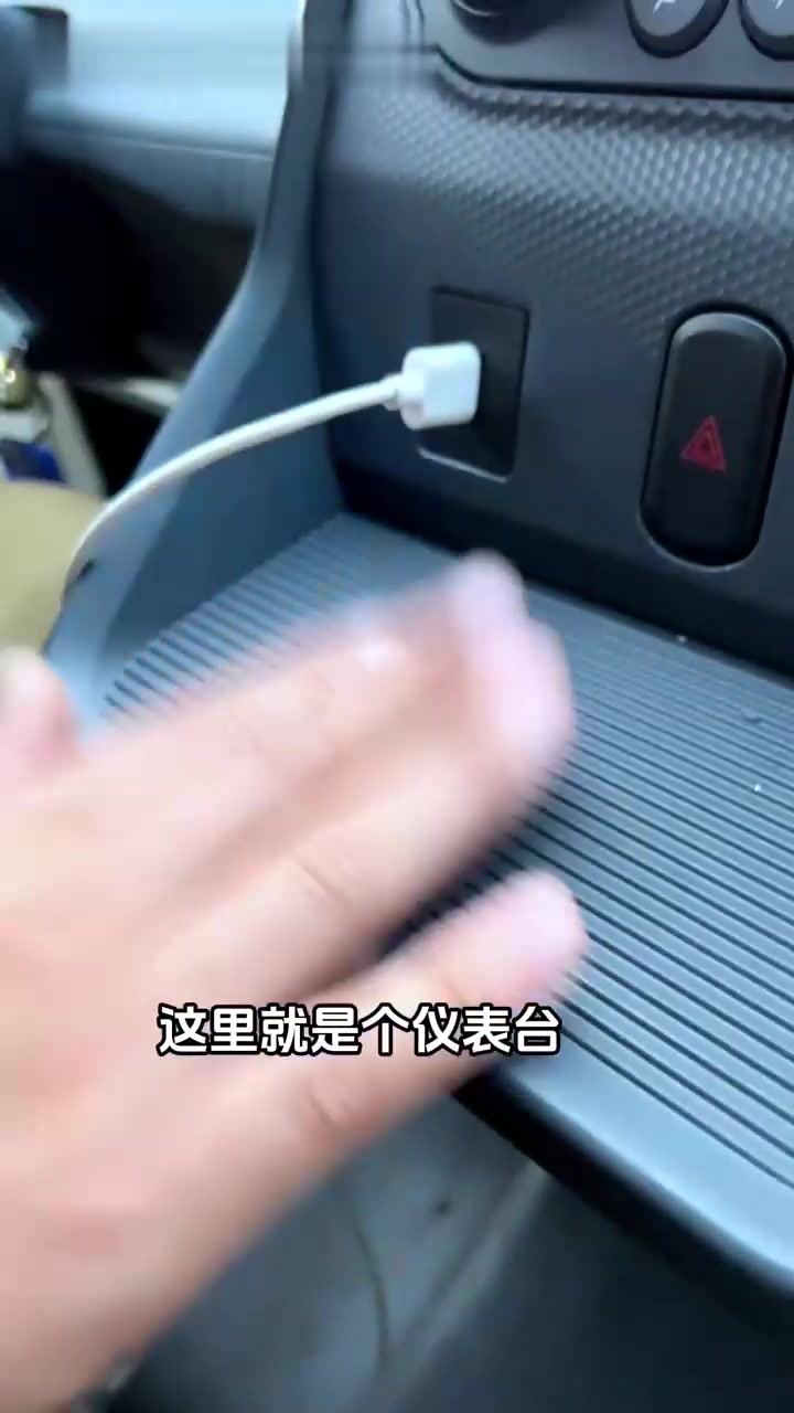 全新后双开门的五菱黄金仓，搭载宁德时代50度电官方续航300左右，新能源面包车/新能源货车