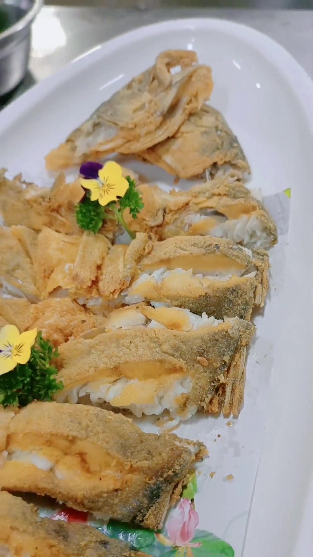 蒜香手撕鲈鱼腌制比例及方法,10条鱼腌12小时