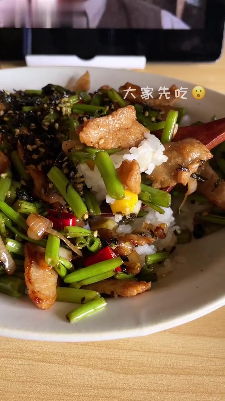 一人食空心菜猪颈肉盖饭