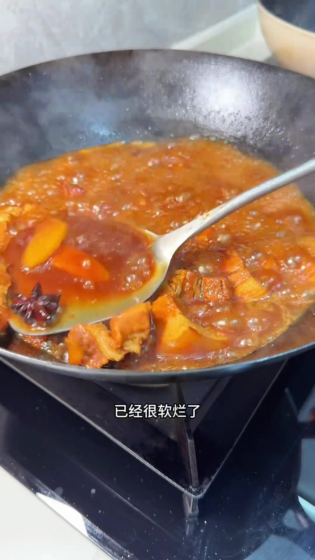 今日红烧肉色泽佳,还有糯叽叽的年糕烧罗氏虾