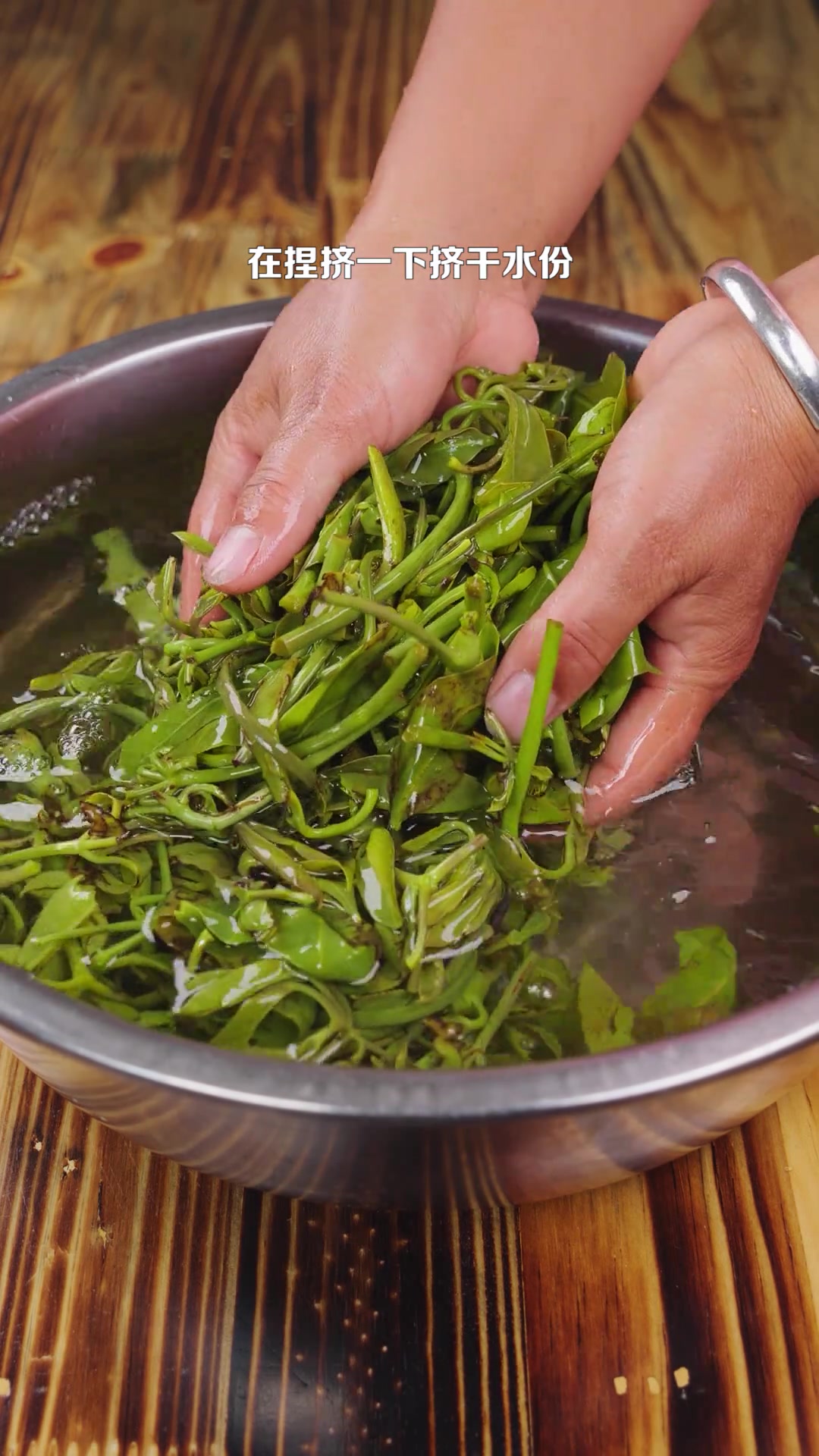今天做一道家常菜:凉拌鸡爪菜
