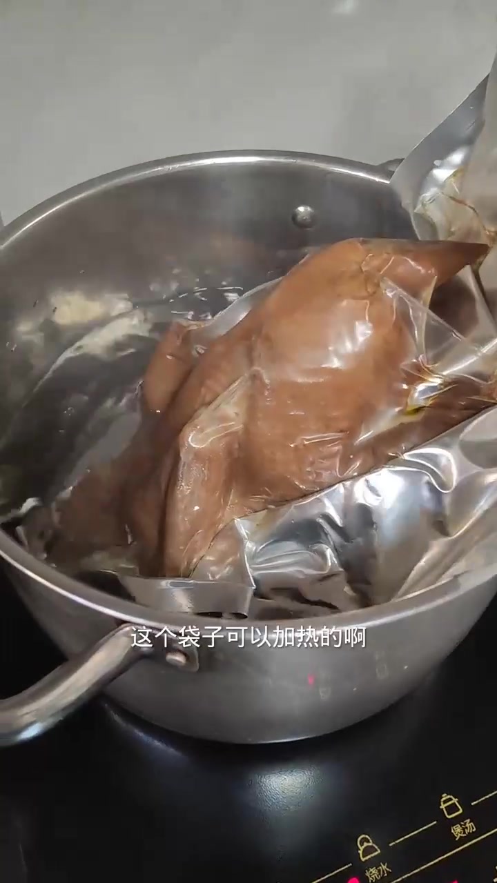 今天的午饭真馋人，麻椒鸡配上五花肉炒血馍馍