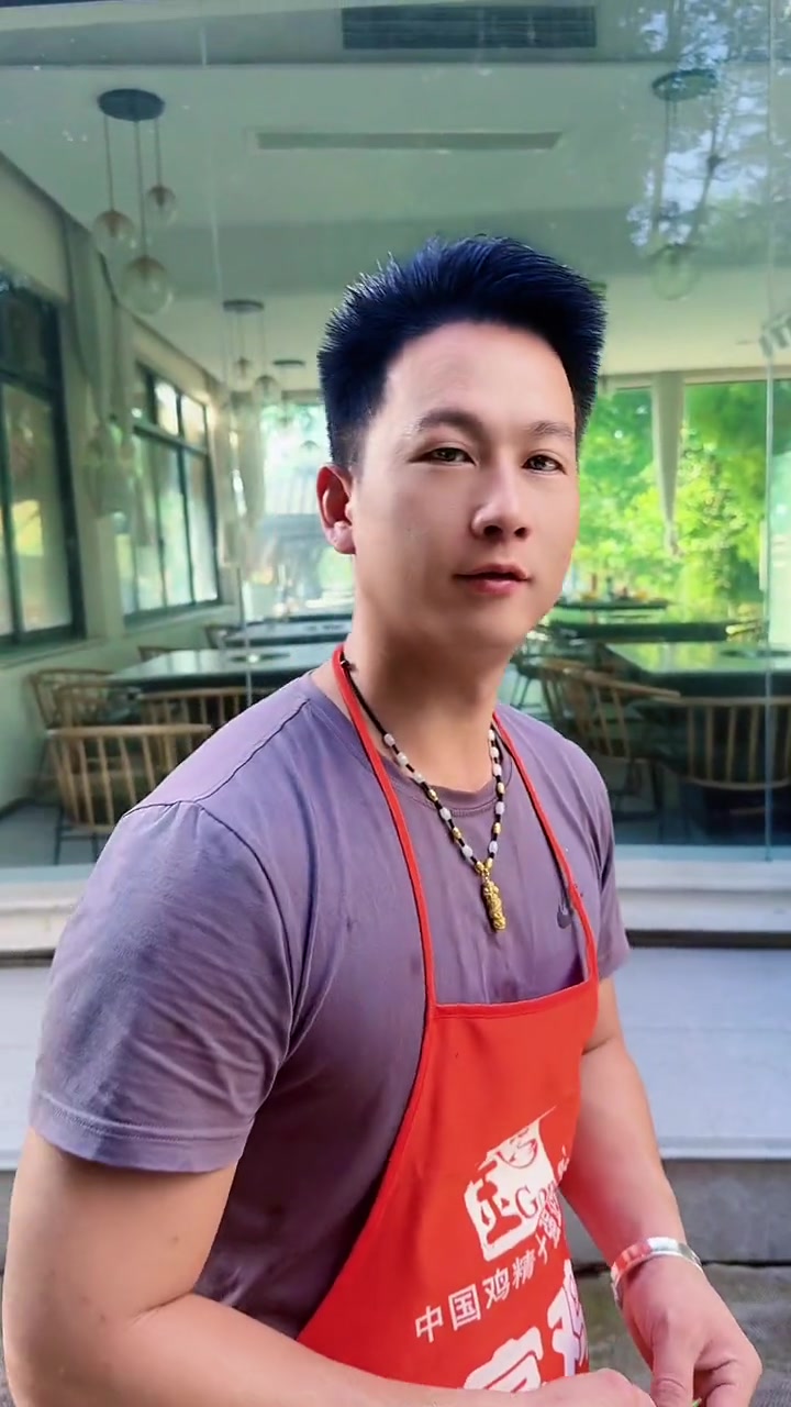 都觉得我挣钱松活，你们还在床上抱到婆娘睡我就开始带徒弟干活