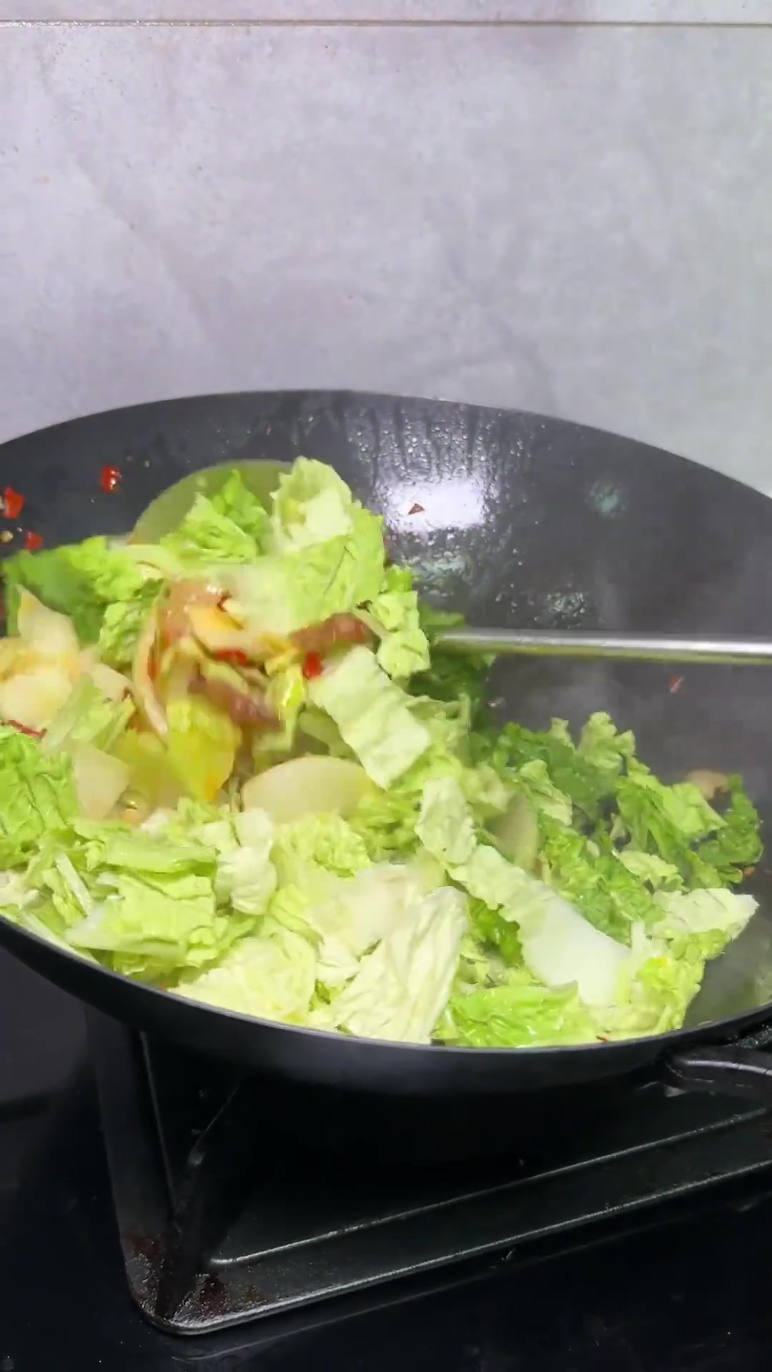 糟辣白菜常忘炒，每次上桌都空盘