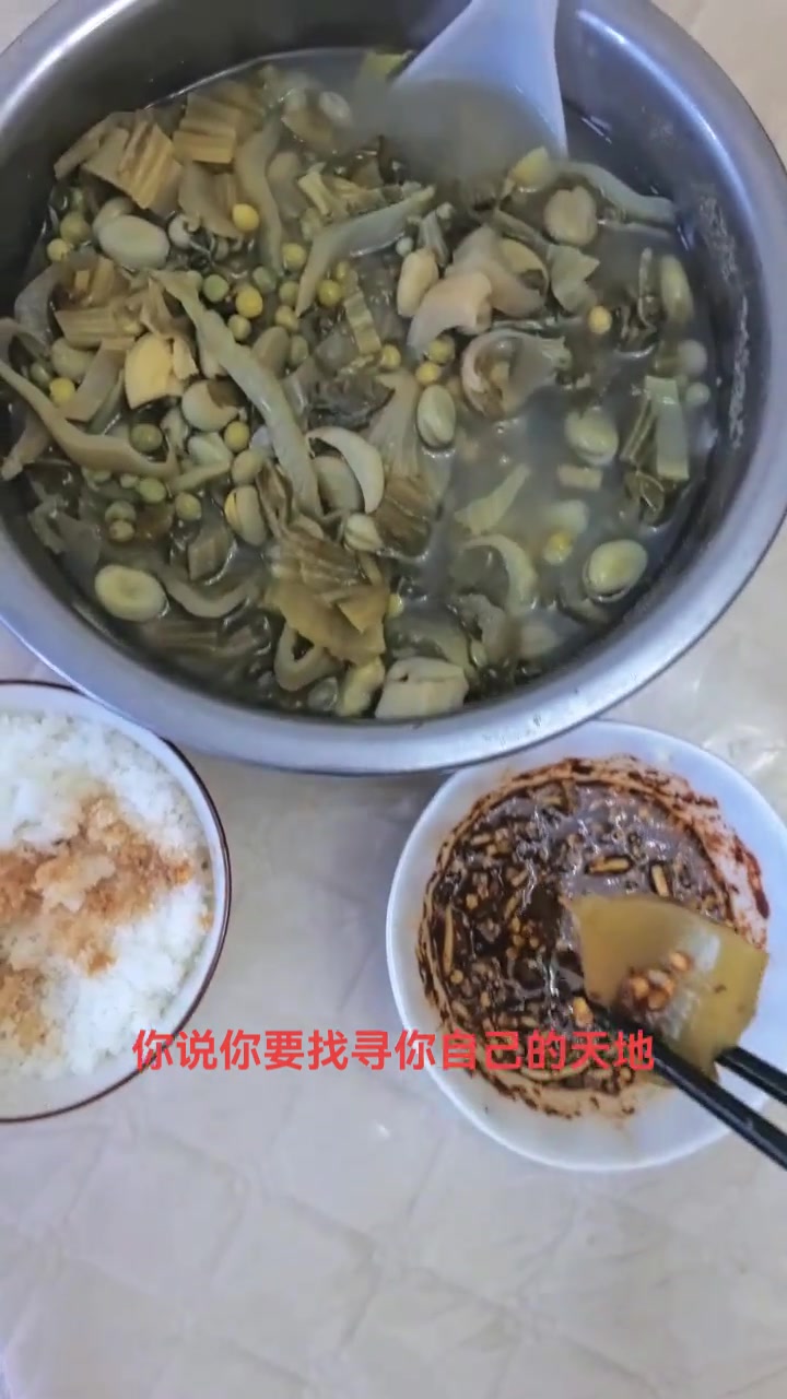 这就是咱农村人的生活,包谷饭酸菜豆米,快来尝