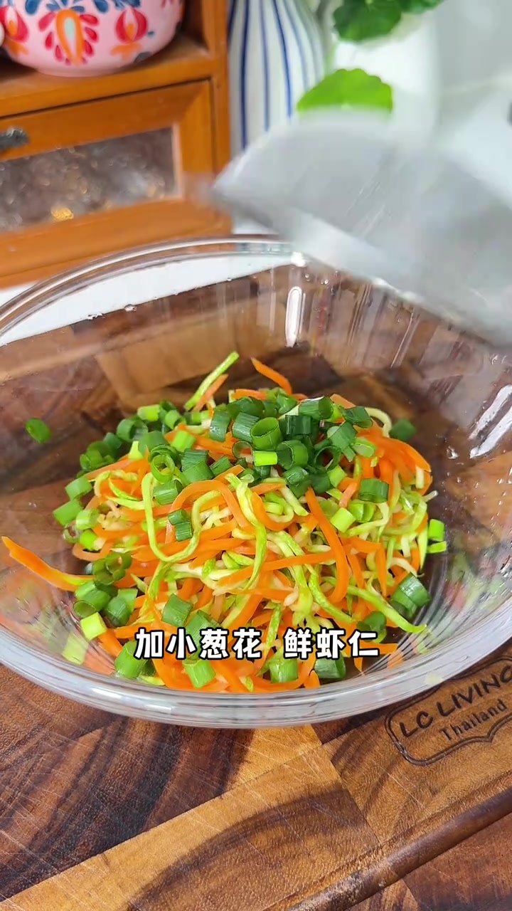 开学季十分钟搞定的快速早餐，奶香小排包，再搭配上软嫩鲜香的时蔬鲜虾饼和西米丝滑的绿豆薏米豆