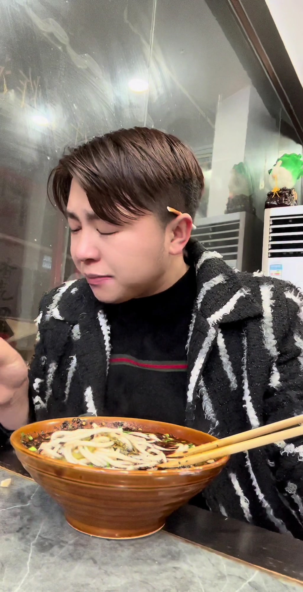 人是铁饭是钢睡到半夜饿的慌,点上一碗自己店的羊肉粉,结果备注了什么、要什么、不放什么,噼里