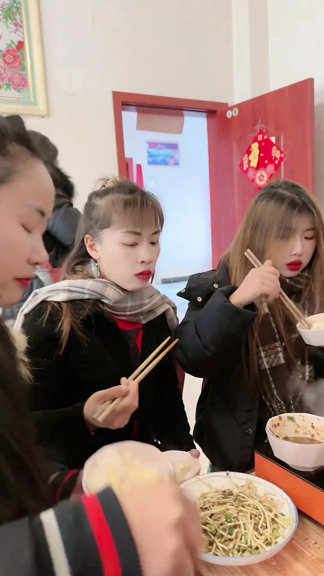 一家人围着吃饭就是香