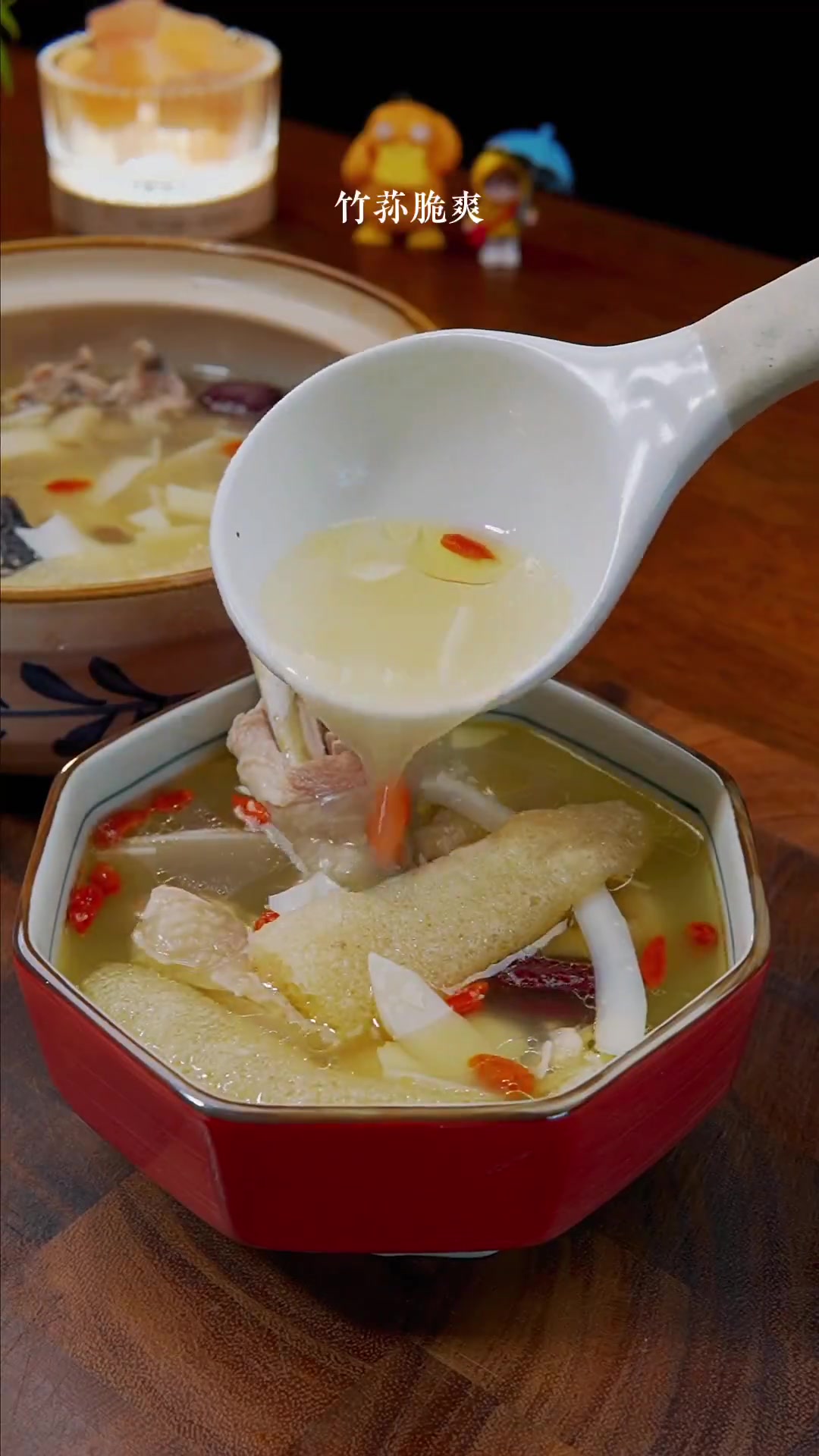 降温时，给家人煲一锅营养好喝的竹荪椰子鸡汤