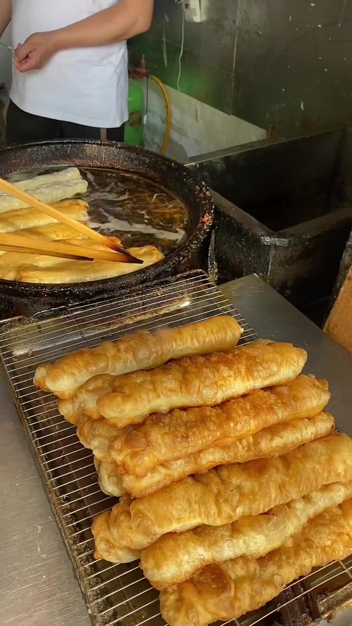 河南特色早餐杠子油条,炸法独特吃法多样