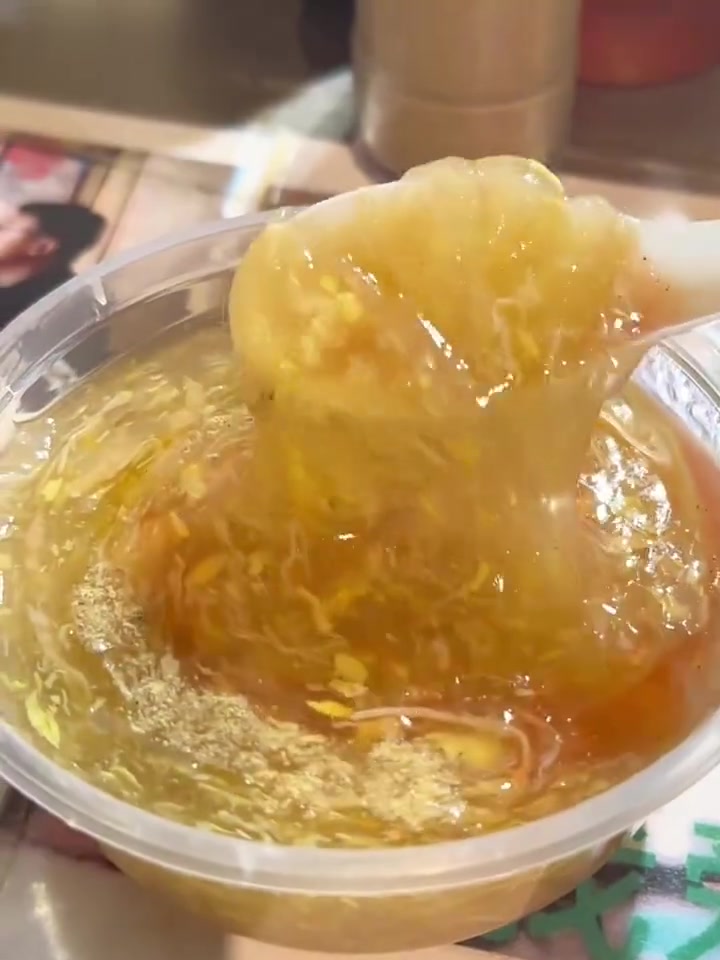 深夜在澳门街头吃阿婆做的鸡丝翅,超治愈