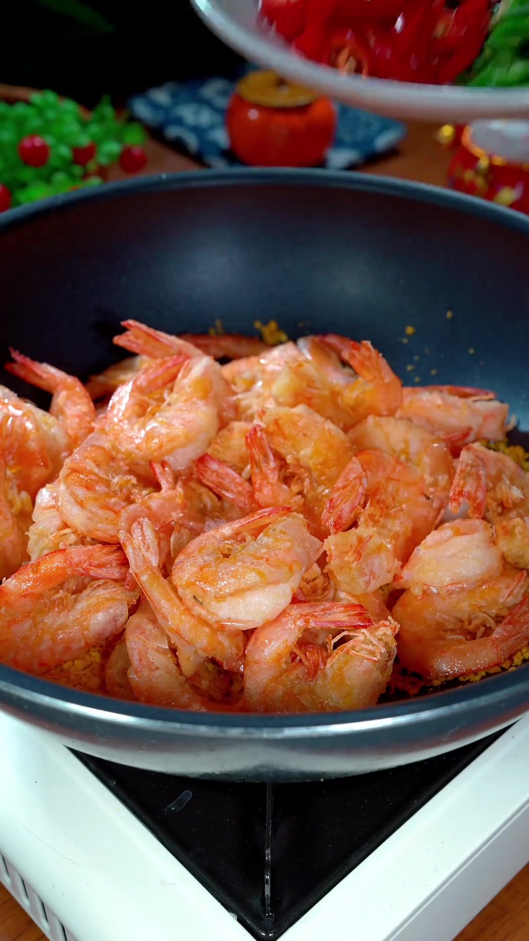 饭店桌桌必点避风塘炒虾，椒香酥脆超好吃