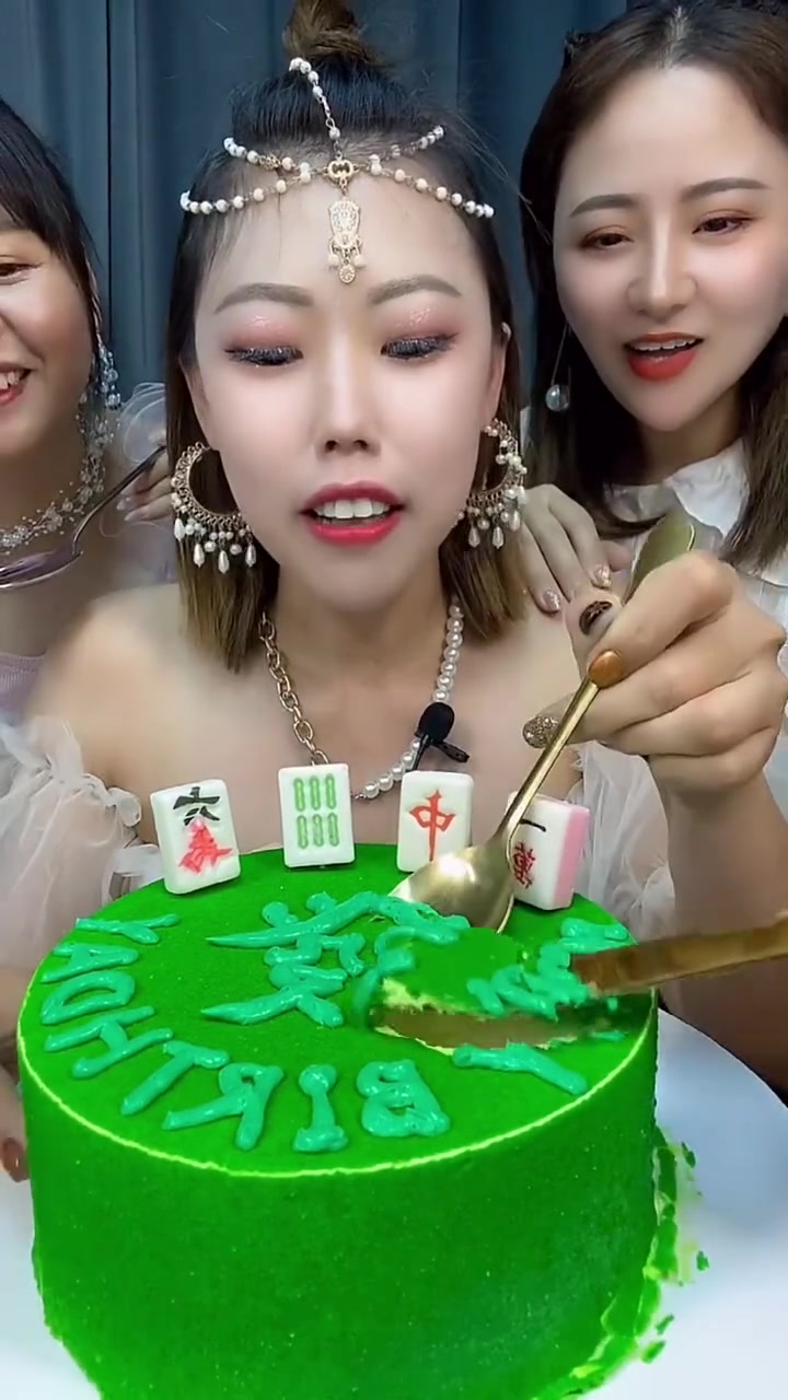 超大麻将慕斯蛋糕来咯 吃了甜食会开心