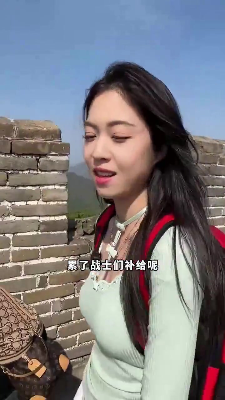 挑战边爬长城边喝豆汁！太变态了！谁想出来的啊？