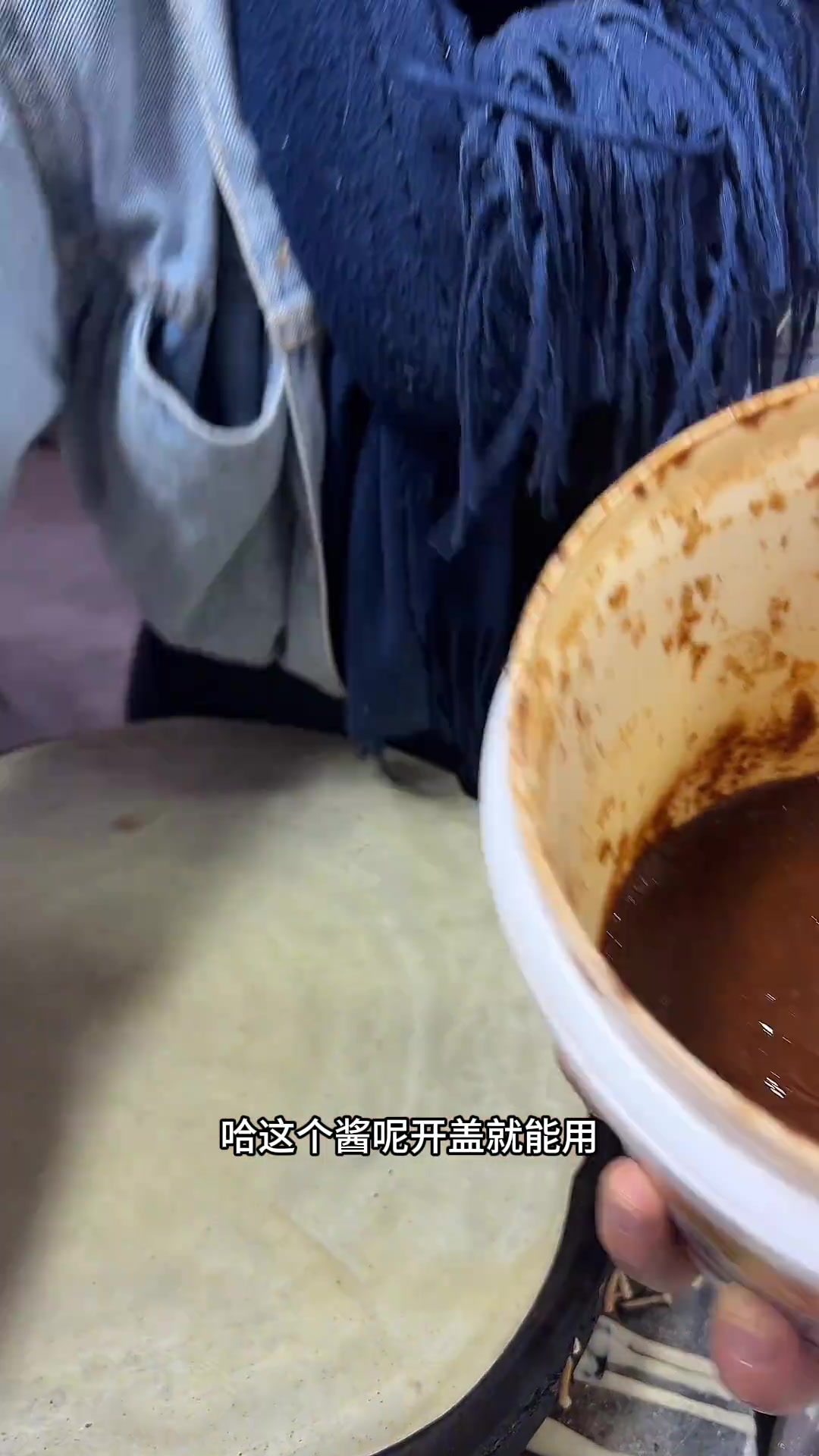 揭秘煎饼果子成功秘诀!酱料啥样咋用快来看
