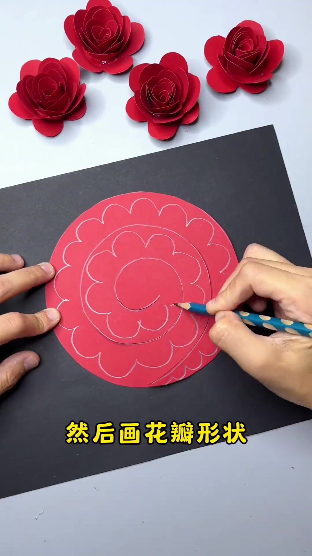 「收藏!玫瑰花折纸教程来了」超简单的玫瑰花折纸教程↓↓快试试吧!手把手教你做手工(小熊熊手