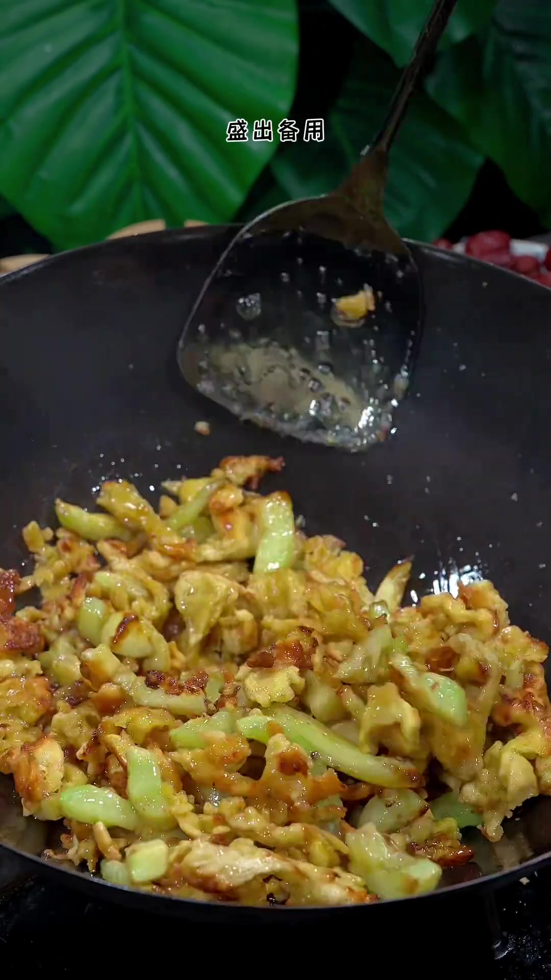 河南地地道道的农村美食，荆芥茄子糊汤面的家常做法，简单美味又好喝～
