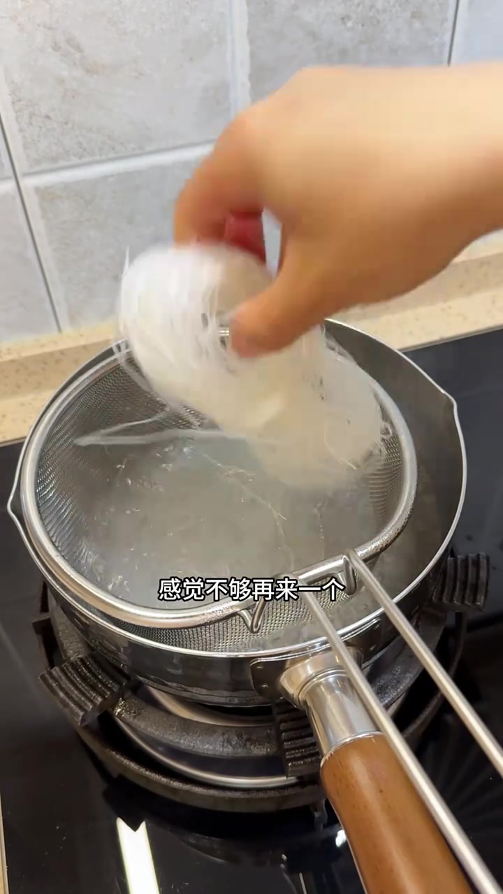 抱蛋煎饺做法升级,配滑片牛肉粉丝汤,10分钟搞定