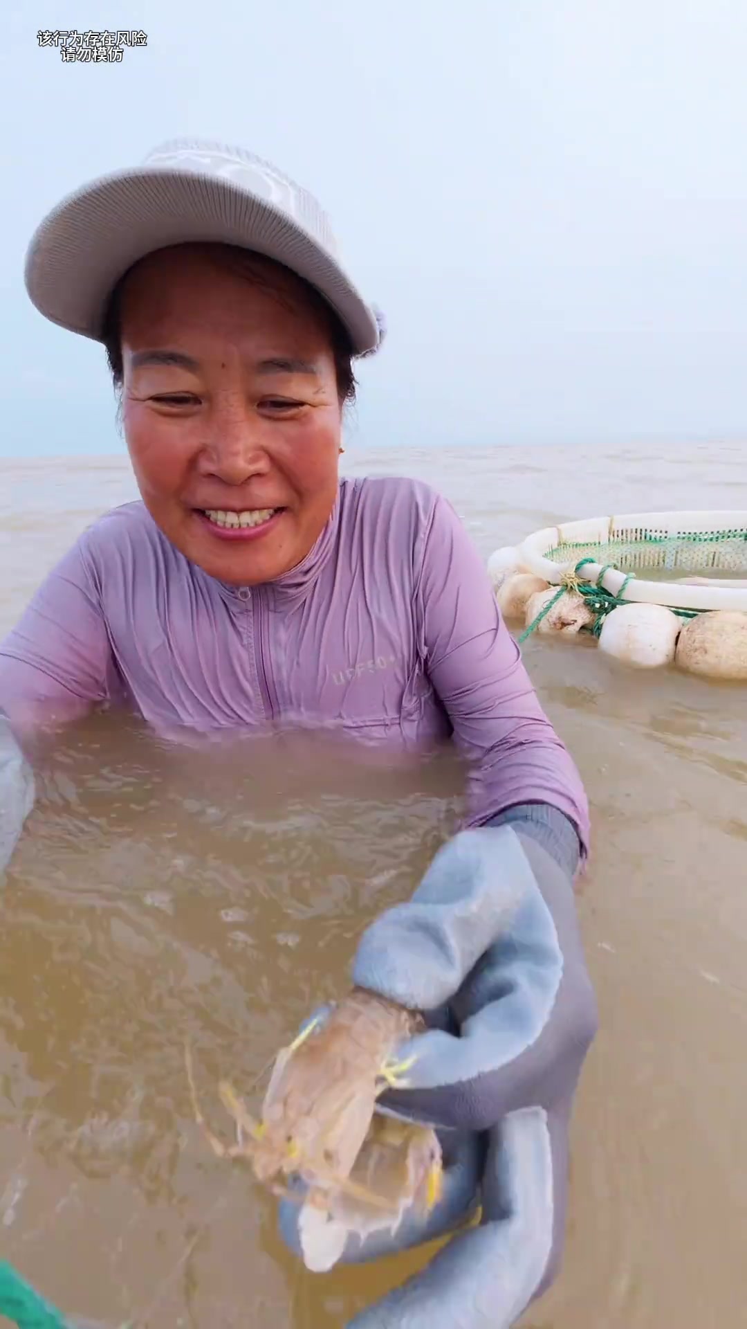 毛妈妈赶海抓海鲜，意外收获两条八斤重的大海鱼，回家