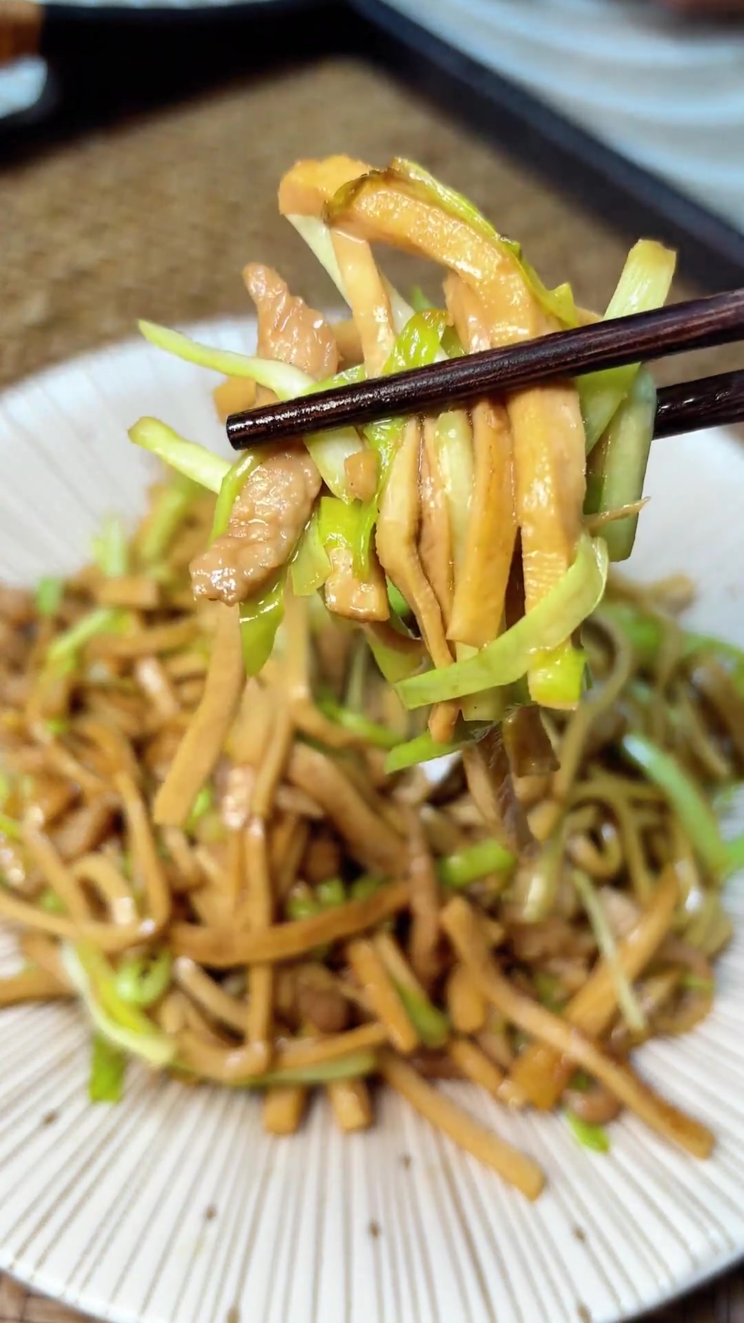 百叶炒肉丝，简单家常做法，好吃又美味！