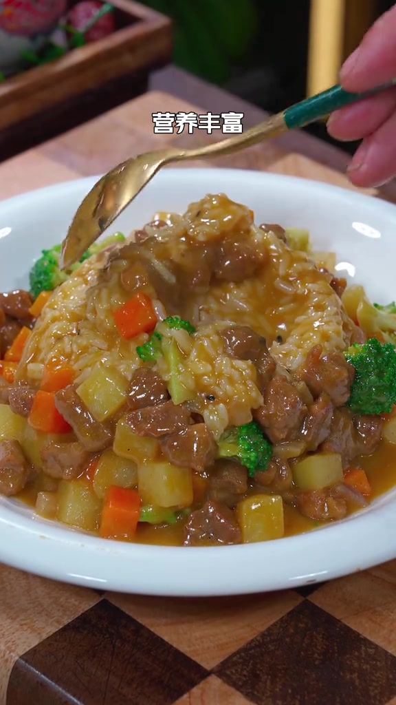 孩子开学运动量大，一定要多吃牛肉，我就经常给他做这个咖喱牛肉饭，拌上米饭孩子能吃三大碗 咖