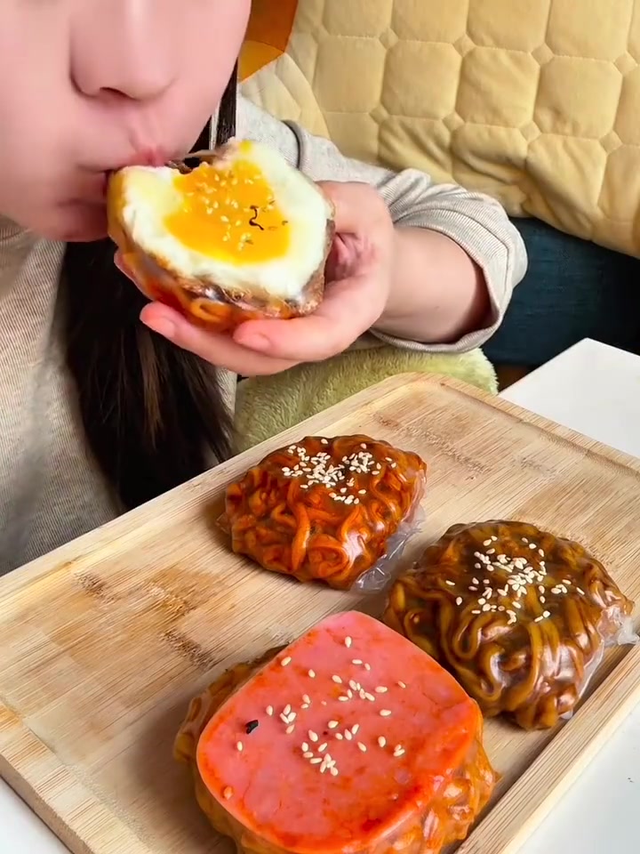 今日背着爸妈偷录吃播,春卷火鸡面超好吃
