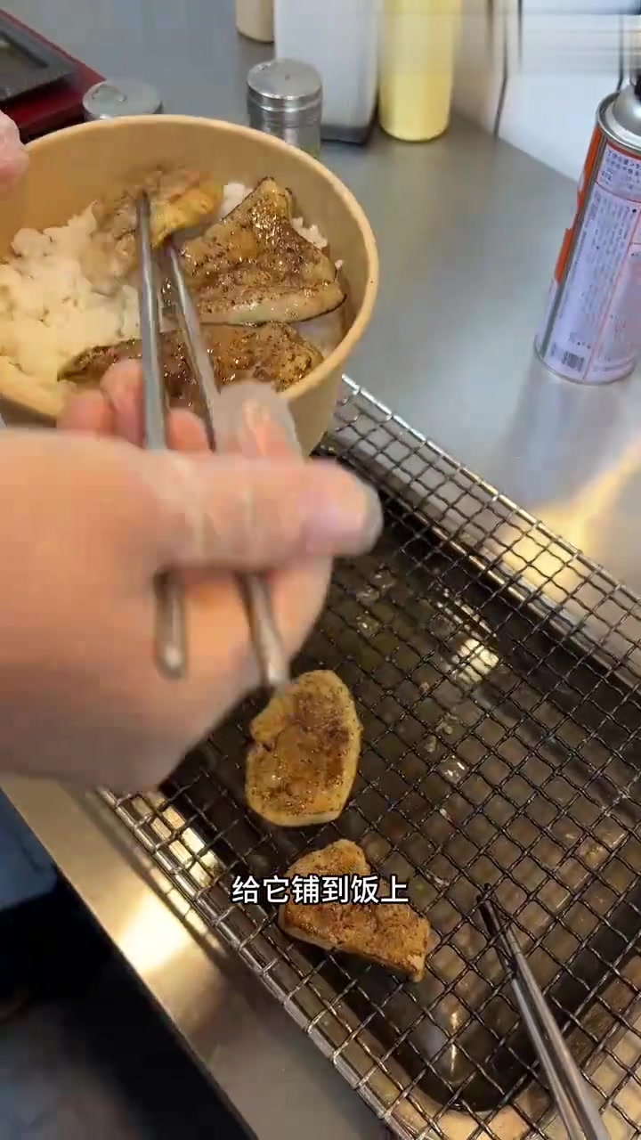 粉丝自制鹅肝饭,将鹅肝寿司与白米饭做成盖饭