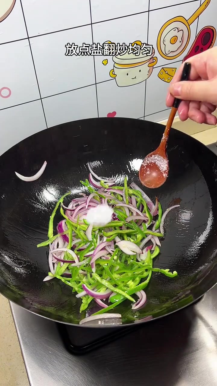 不知吃啥?试试洋葱青椒炒肉丝,好吃下饭!