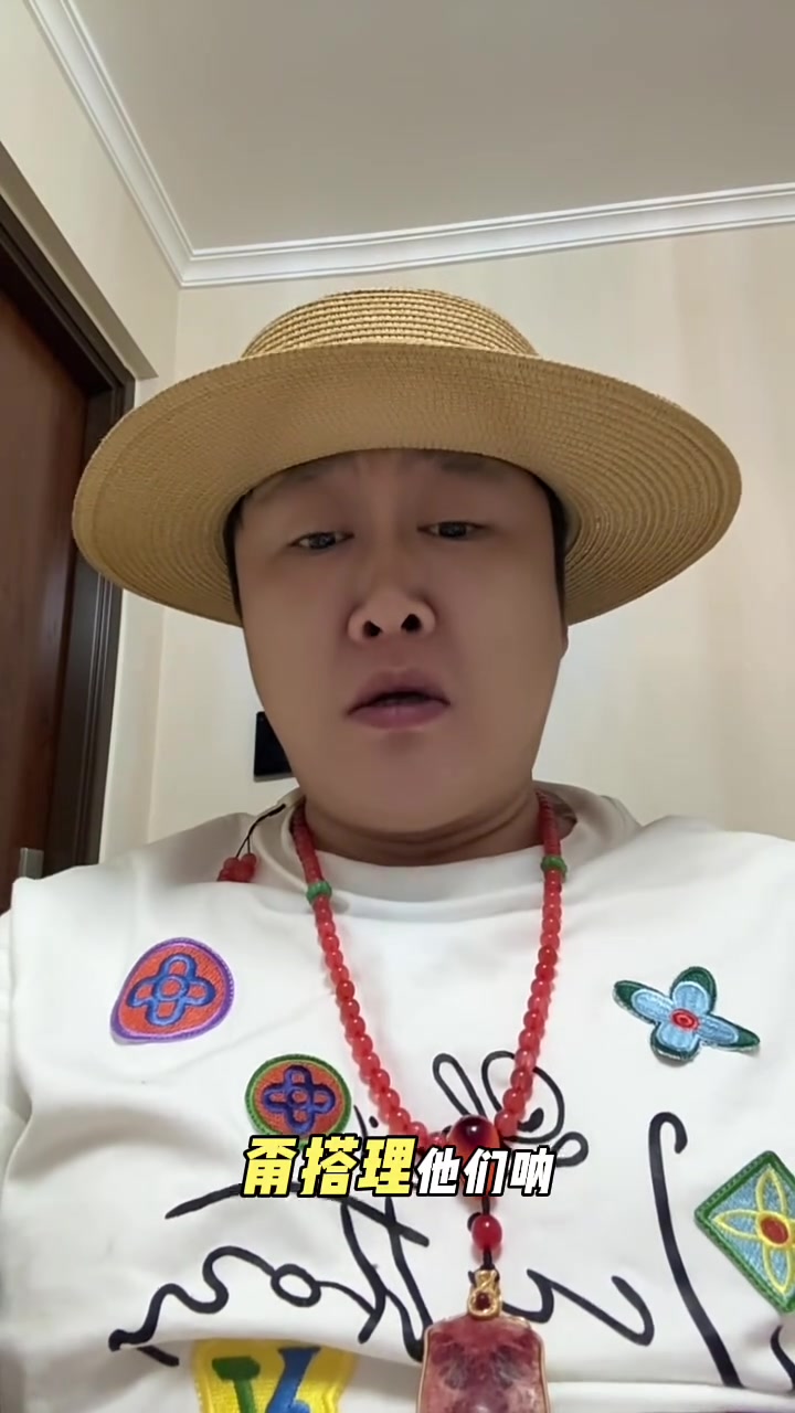 22块的煎饼果子?这价格把我整懵了!家人们,今天买煎饼果子直接被报价吓一跳——22块钱一套