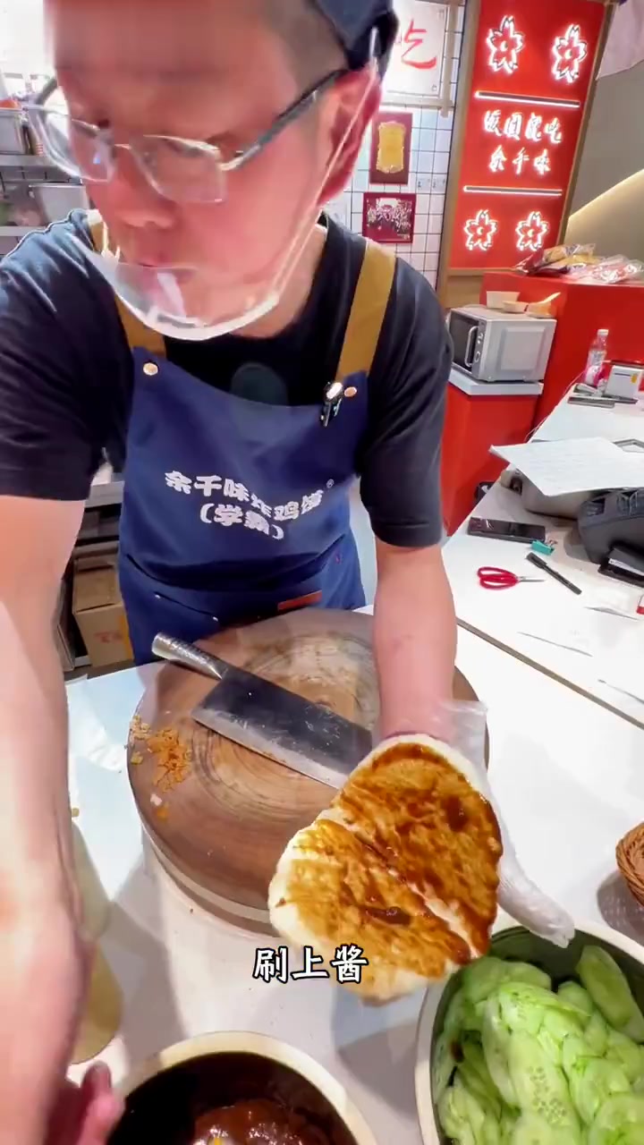 馍现蒸,肉现炸,现做现吃的美味炸鸡馍来啦