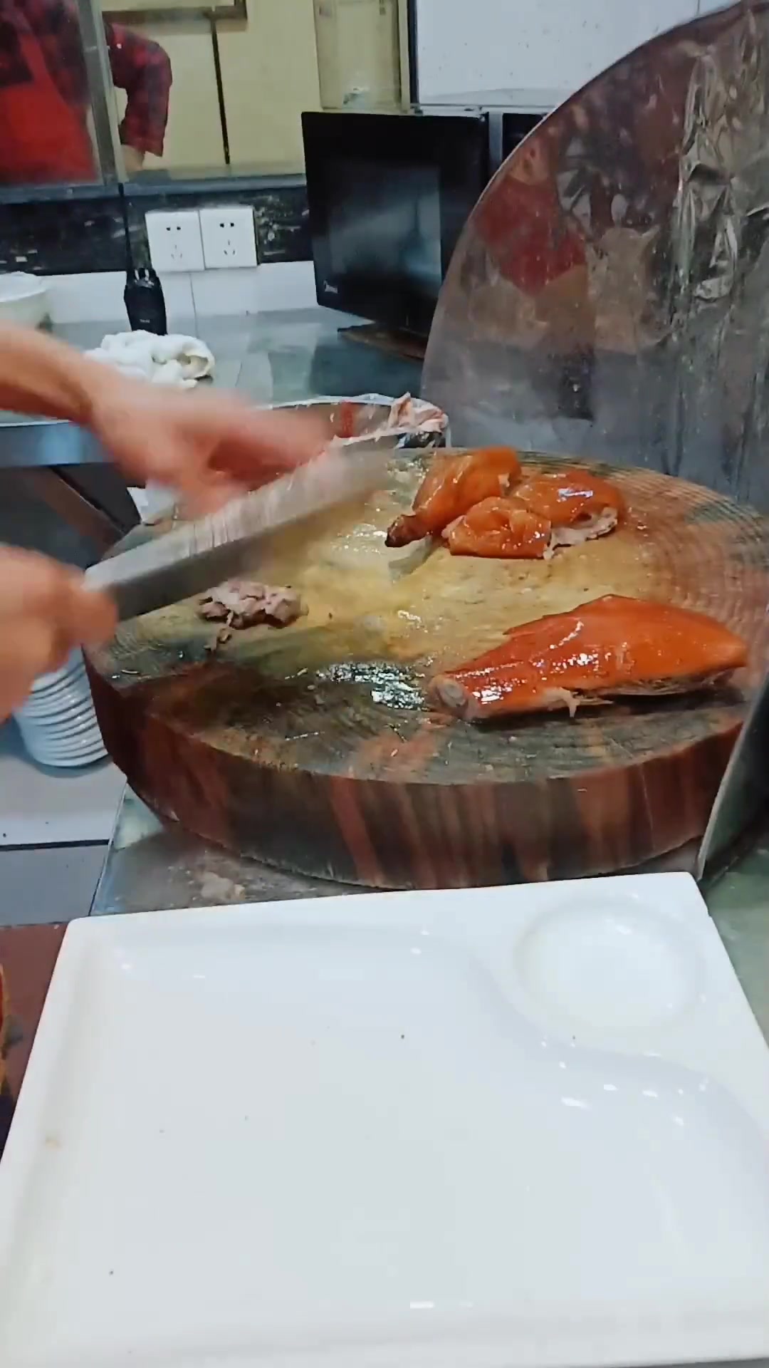 广西脆皮烧鹅,肉嫩多汁,酒店招牌摆盘