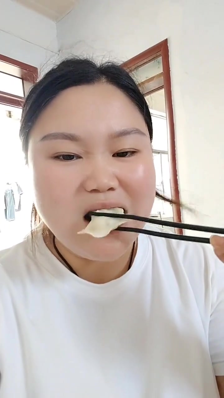 姐妹聚在一起吃个饭，喝个小酒说说笑笑一天过去了