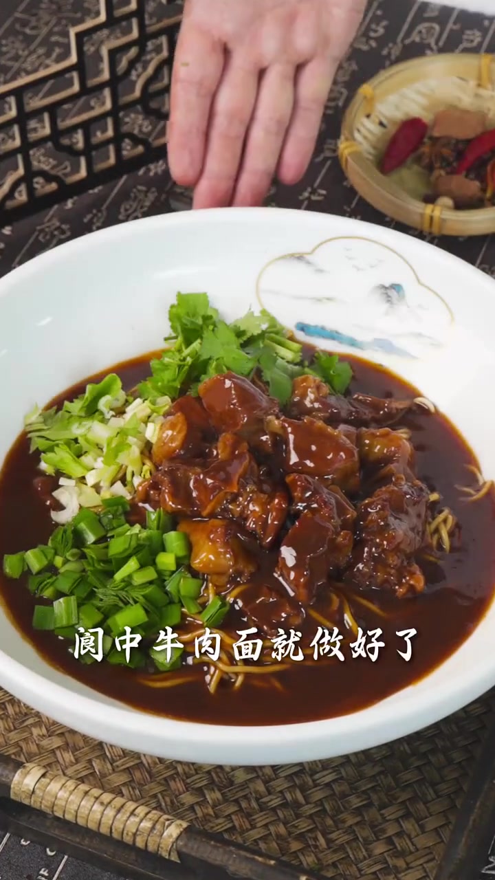 阆中牛肉面:糊糊汤、香辣牛肉加生韭菜,特色早餐!