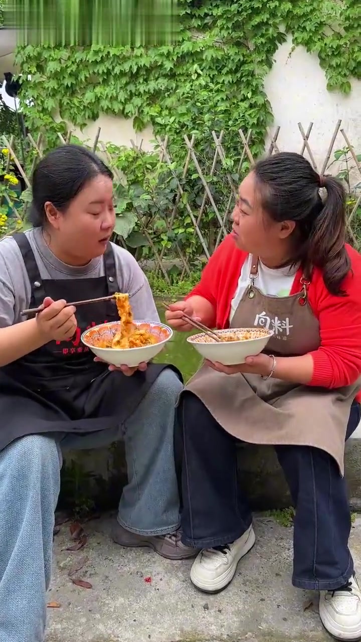 红油拌面、大碗宽面加豌豆杂酱,重庆豌杂面超美味