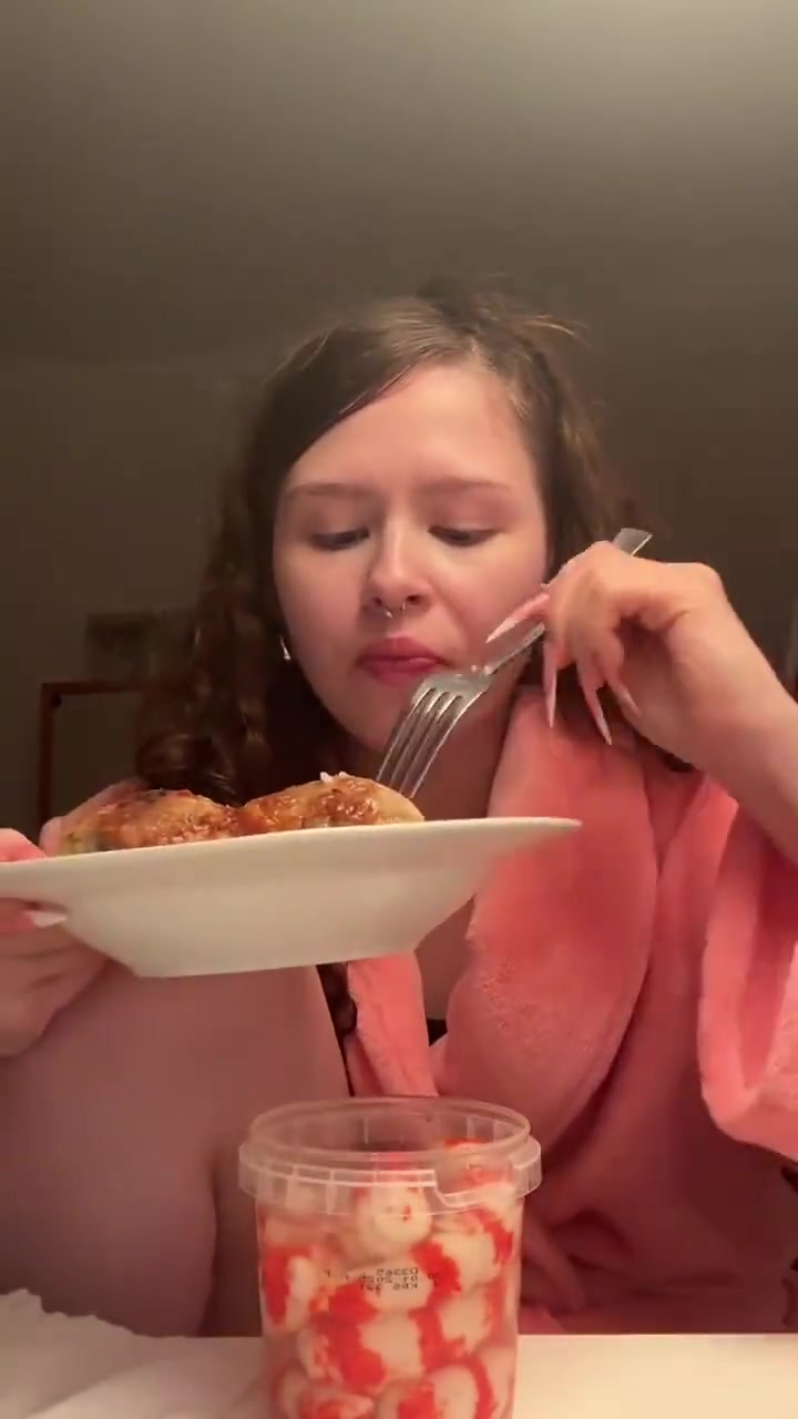 凌晨吃晚餐,吃到虾激动的苦命姐