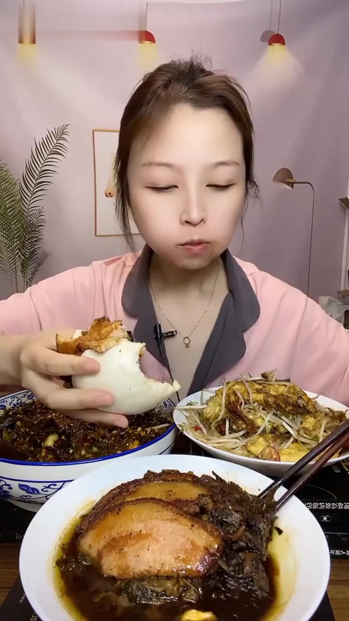 憨妮娜娜的鸡蛋灌饼泡面搭配辣椒皮蛋肉