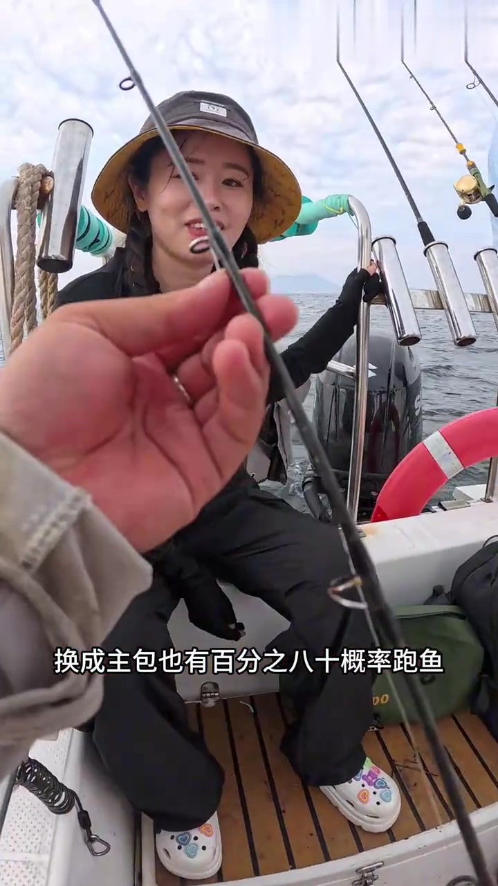 带媳妇出海钓鱼,钓到大黄鲣